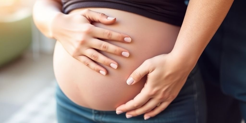 Barriga de grávida com as mãos de casal.
